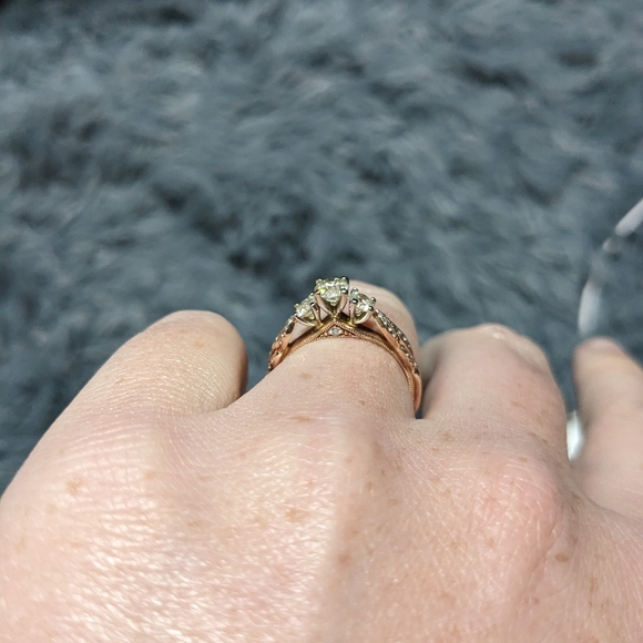 Engagement ring - Picture 4 of 4